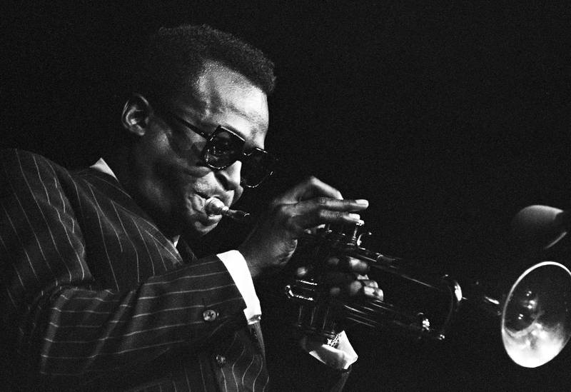Miles Davis slik han vert presentert på «Freedom Jazz Dance»-utgjevinga, i korrekt dresskode. 