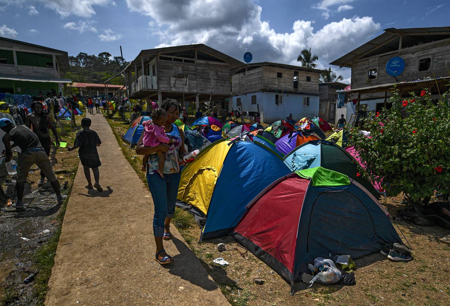 Vanligvis bor det bare noen få hundre innbyggere i Bajo Chiquito i Panama. I dag er landsbyen full av migranter som trenger hvile, mat og medisinsk hjelp etter turen gjennom jungelen.