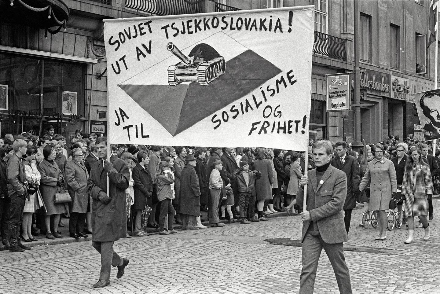 Den sovjetiske militære invasjonen av Tsjekkoslovakia i 1968 vekket sterke reaksjoner. Demonstrasjonstoget 1. mai 1969 i Oslo i Karl Johans gate hadde parolen «Sovjet ut av Tsjekkoslavakia. Ja til sosialisme og frihet».