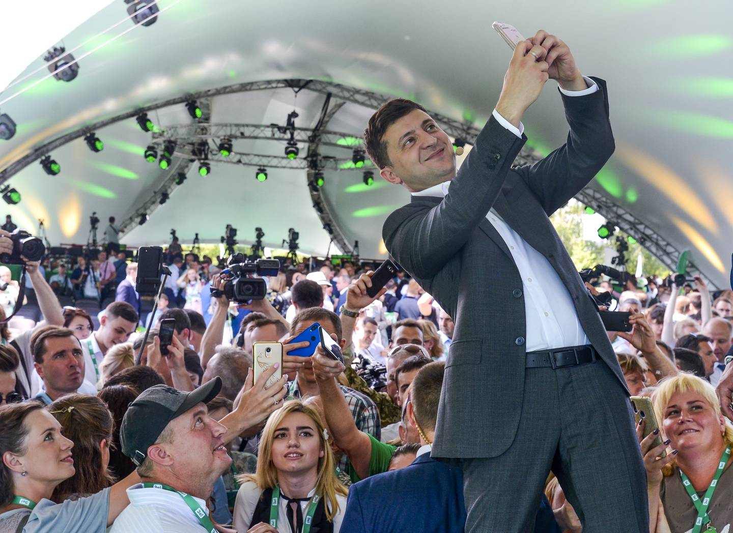 Volodymyr Zelenskyj tar en selfie foran menneskemengden på partiet Folkets tjeners første kongress i Kyiv i 2019.