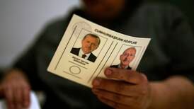 Valglokalene i Tyrkia har åpnet