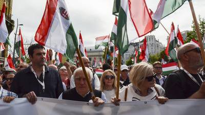 Massedemonstrasjon i Ungarn mot Orban