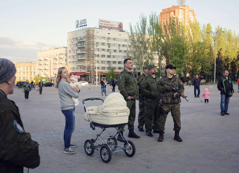 Bevæpnede soldater og en småbarnsmor gjør seg klare for å minnes andre verdenskrig i Donetsk. FOTO: KYRRE LIEN
