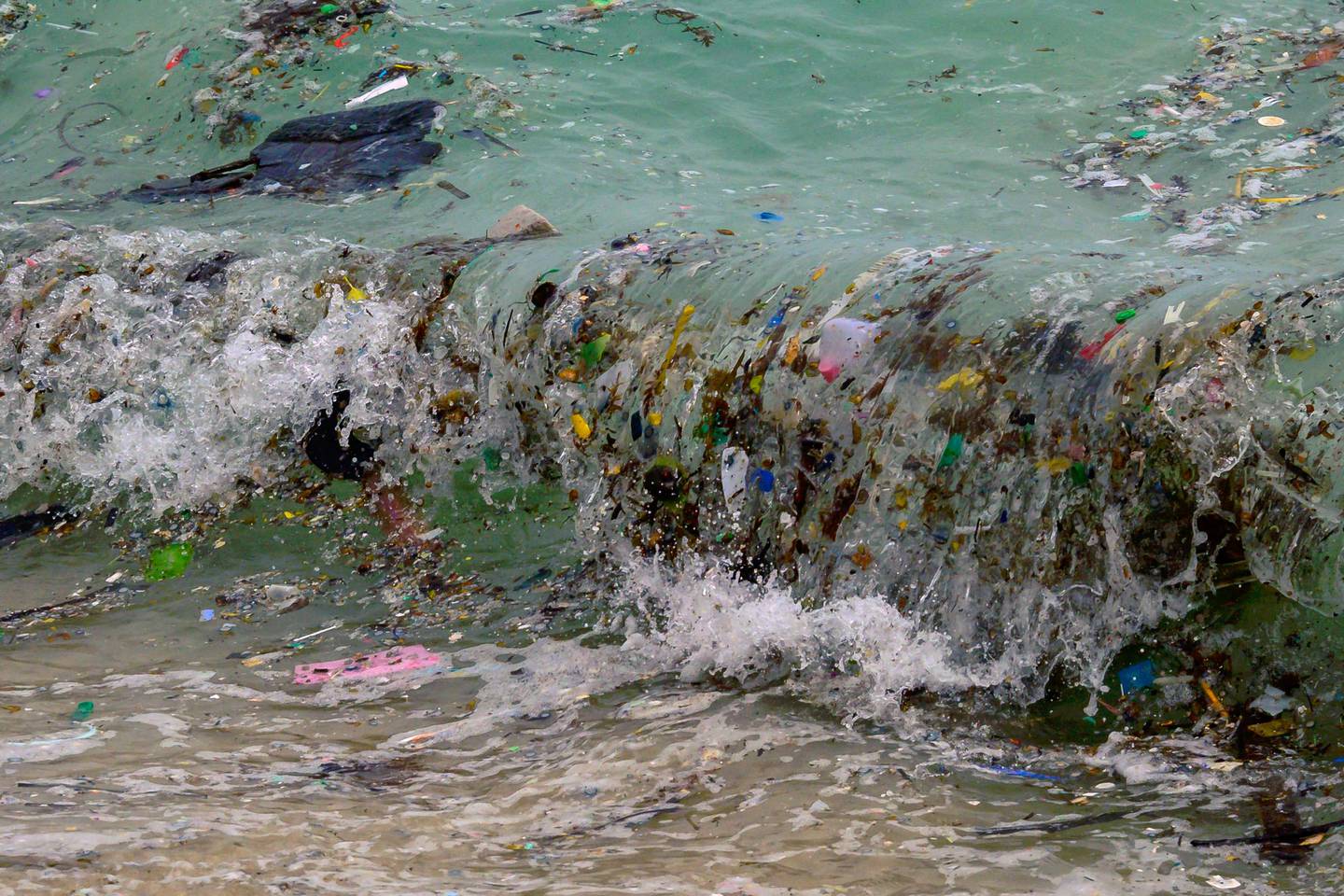 Plastsøppel i en bølge i Thailand i januar 2021.