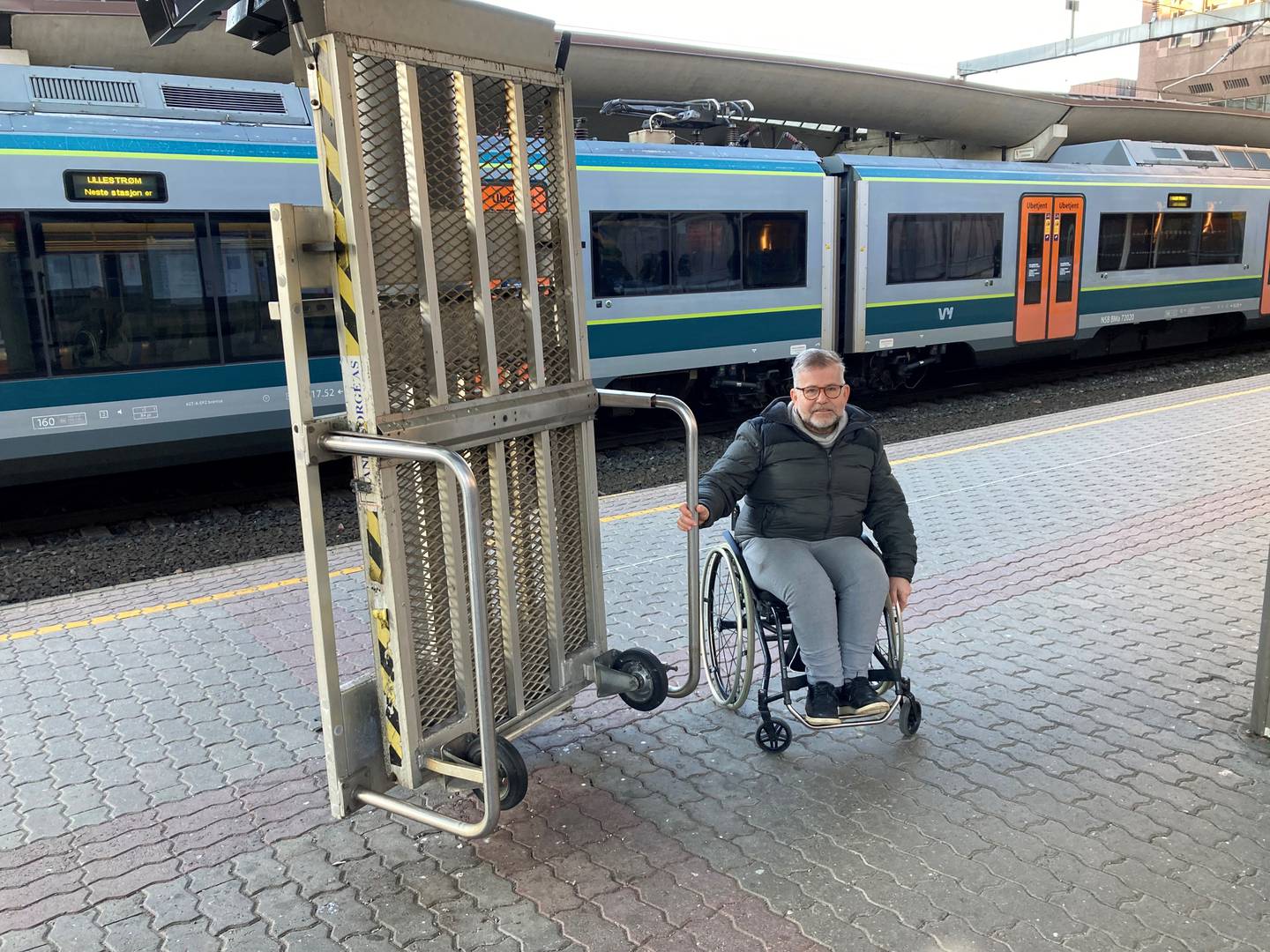 – Dette er rampene rullestolbrukere kan bruke ved en del stasjoner i dag, men de er store og tunge og det tar tid å få dem på plass, forteller Cato Lie. I tillegg kan disse rampene ikke benyttes på alle typer tog.