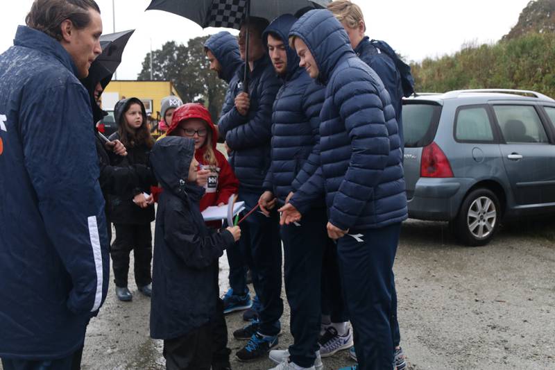 Adrian Mikkelsen (9) får autografen til en smilende Rasmus Martinsen.