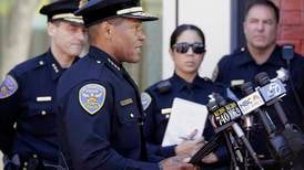 Bevæpnet amerikansk politi med uniform nektes på bakeri 