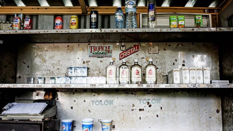 En statlig drevet butikk i Havanna selger hvit rom, brus og og vann. FOTO: Heidi Takdal Skjeseth