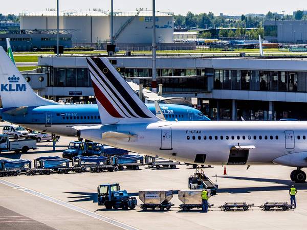 Flyselskap begrenser billettsalget på grunn av flyplass-kaos