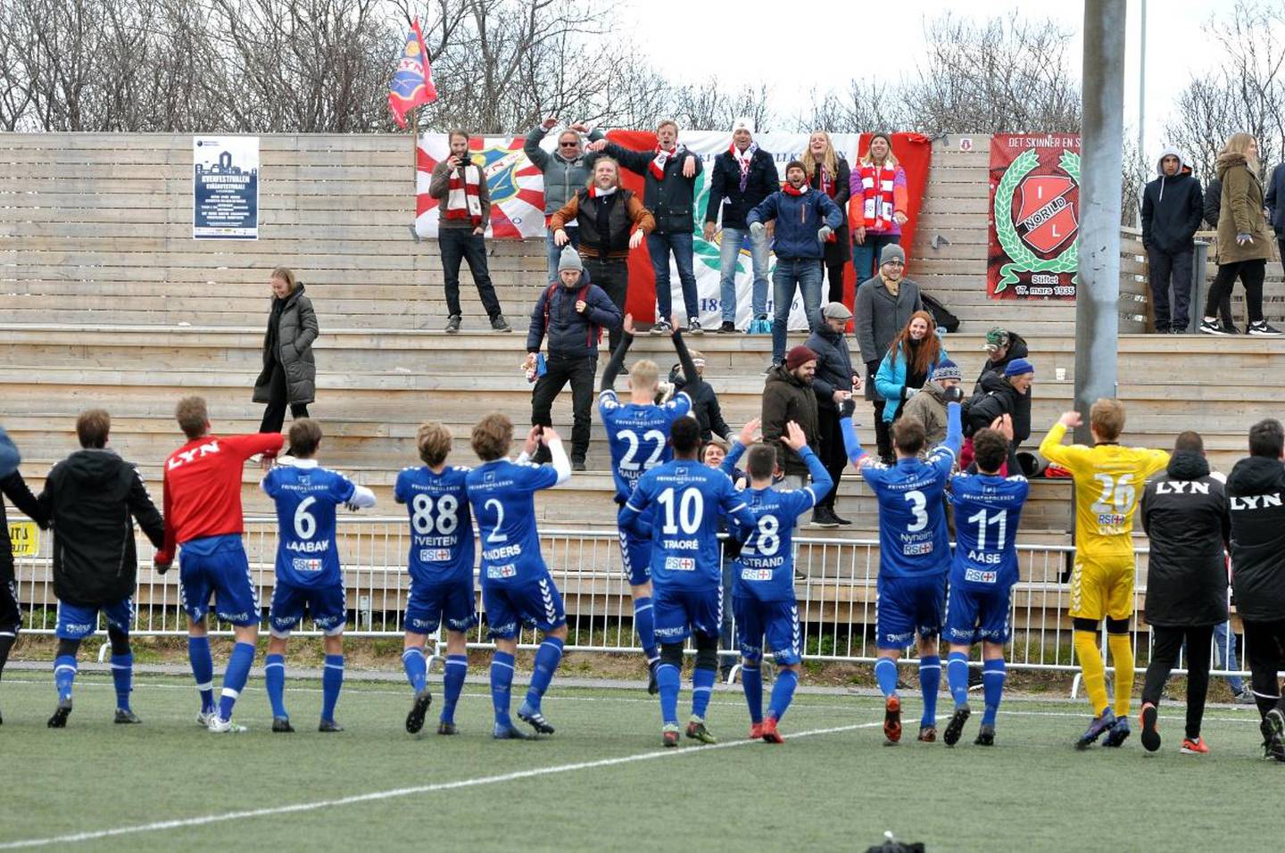 Tilreisende Lyn-fans feiret med spillerne etter kampslutt i Vadsø lørdag. Foto: Jørn H. Skjærpe