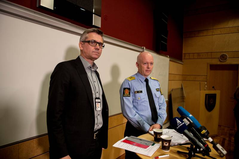 Hans Vik, politimester i Sør-Vest politidistrikt (th) og Espen Erdal, Kripos holdt i fjor pressebrifing om drapet på Tina Jørgensen på politihuset i Stavanger. 