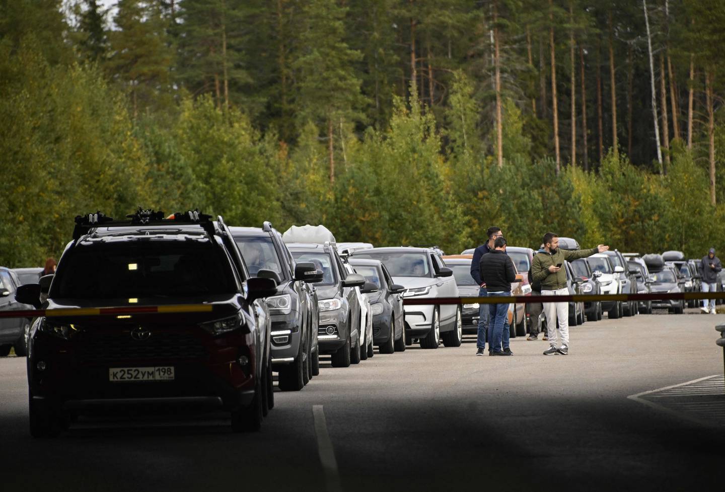 Det er bilkø på grensen mellom Russland og Finland. Her fra grensen ved Vaalimaa torsdag.