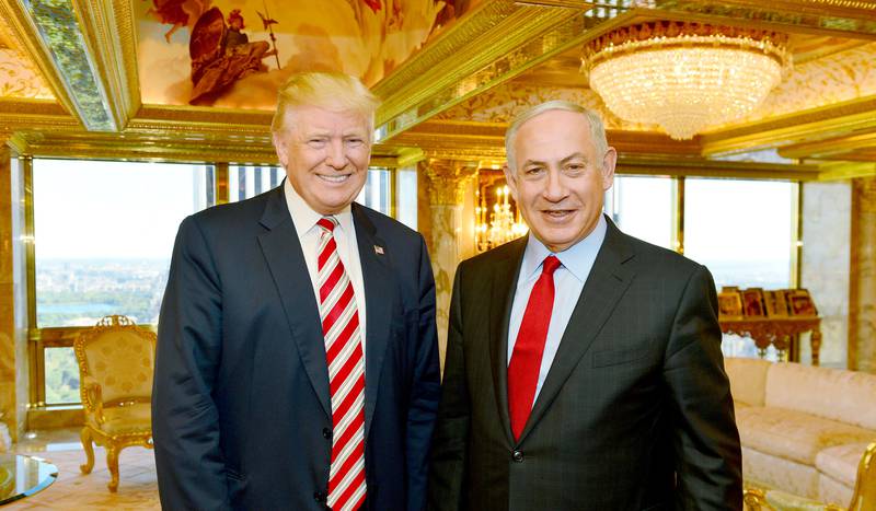 Donald Trump lover en mykere linje overfor Israels statsminister, som er fraværende fra Paris-konferansen.