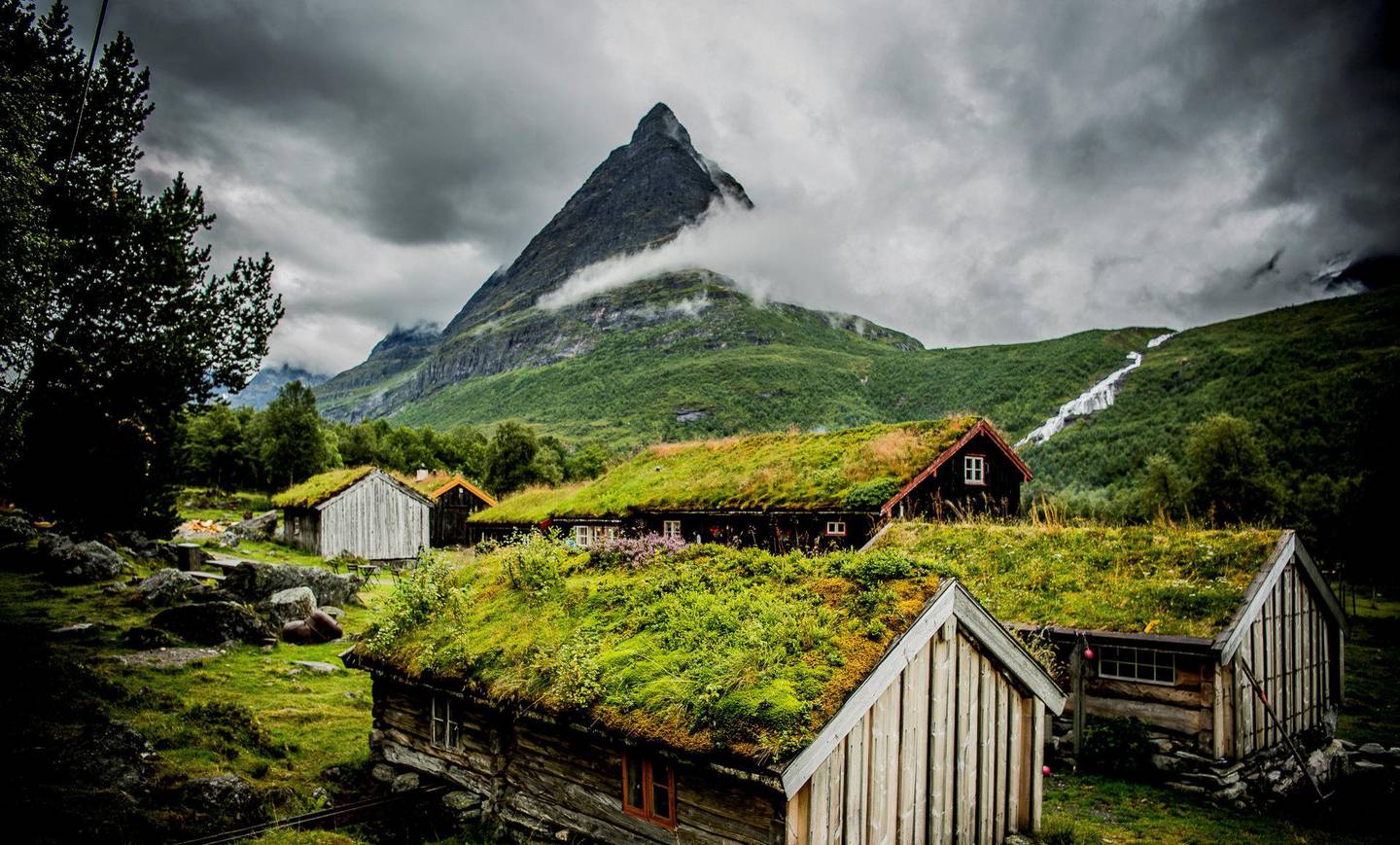 Den snart 300 år gamle Renndølsetra ligger vakkert plassert i Innerdalen, som mange kaller landets vakreste fjelldal.Foto: Thomas Rasmus Skaug/
VisitNorway.com/NTB scanpix