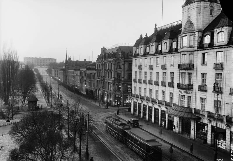 GRAND HOTEL 1919:  Hotellet ble fornya både i 1870- og 90-åra, blant annet med større kafévinduer mot gata.