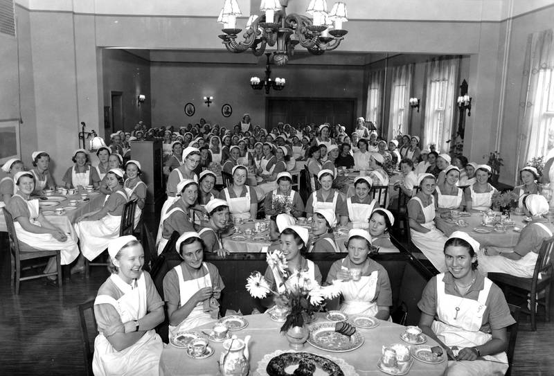 Alle elevene ved Husmorskolen samlet til hyggetime med kaffe og kringle i skolens dagligstue høsten 1937. ALLE FOTO: LOUIS ERIKSEN/OSLO BYARKIV