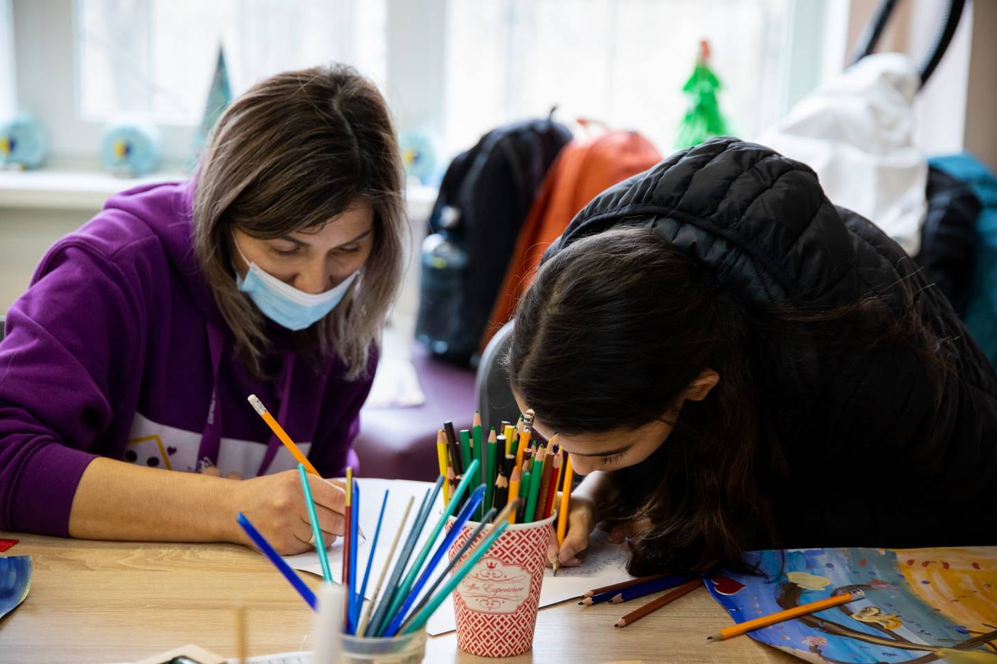 På egne samlingsrom, opprettet på flyktningmottak av Plan Norge, kan barn og unge være kreative og gjøre lekser og andre aktiviteter. – Her vi personale som er trent til å ta imot dem, og hjelpe, sier Partpuoli, generalsekretær i Plan Norge.