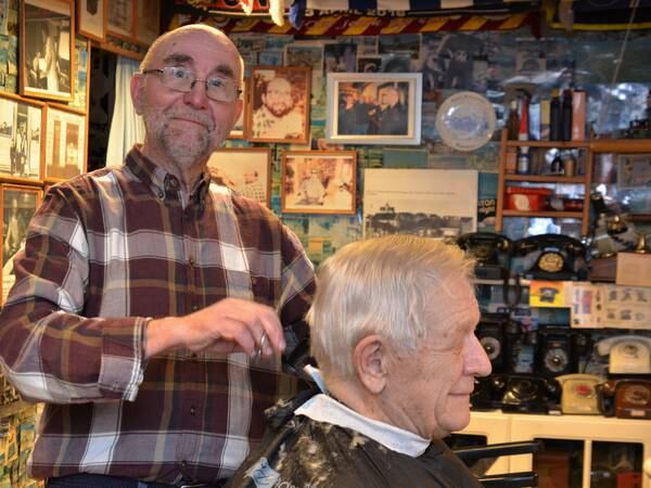 Arild har drevet frisørsalong i 55 år - Odd trofast kunde like lenge 