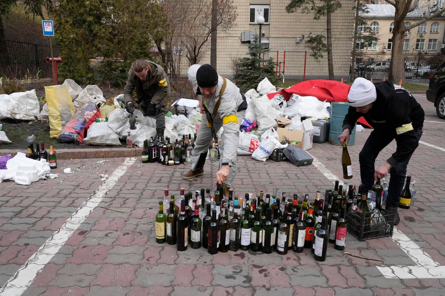 Sivile som vil delta i forsvaret av Ukraina forberede molotov cocktails i Kyiv søndag.