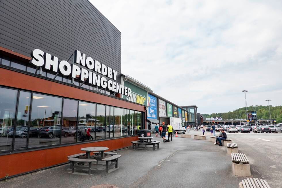 Nordby Supermarket og shoppingcenter i Sverige venter innrykk fra Norge. Foto: Geir Olsen / NTB