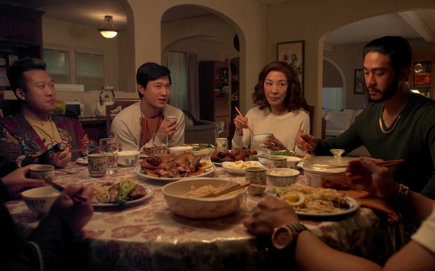 Familien Sun med venner i et fredelig øyeblikk uten ninja-aktige snikmordere til bords, med Bruce Sun (Sam Song Li) og  Charles Sun (Justin Chien) ved Mama Suns (Michelle Yeoh) side.