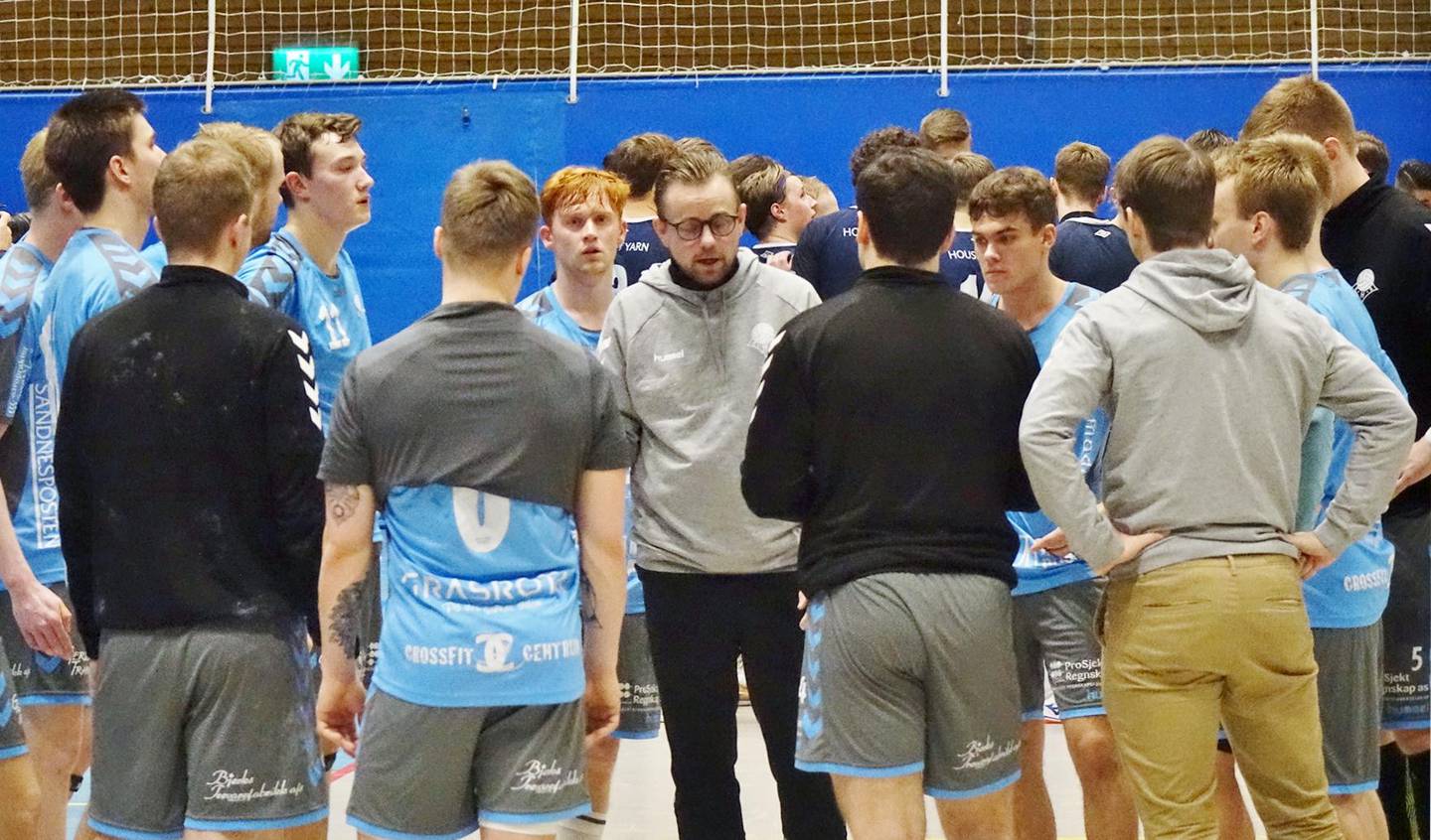 Sandnes-trener Heine Jensen under timeout i kampen mellom Viking og Sandnes søndag. Foto: Håkon Mannsåker
