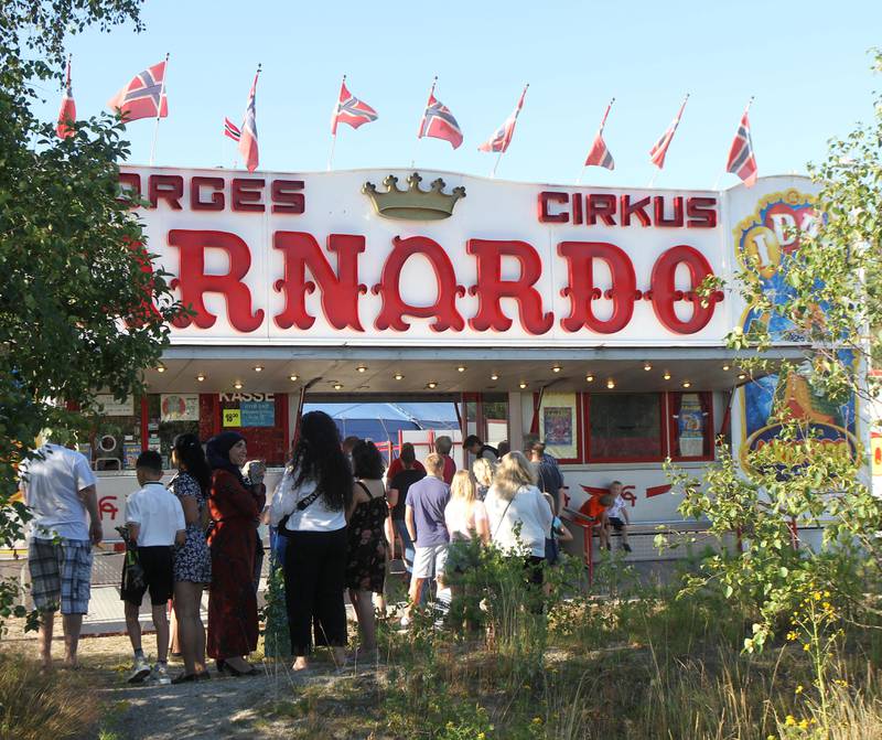 GOD PLASS: Tre dager har Cirkus Arnardo satt av til å vise sitt jubileumsshow i Fredrikstad. Tirsdag besøkte sirkuset Rolvsøy.