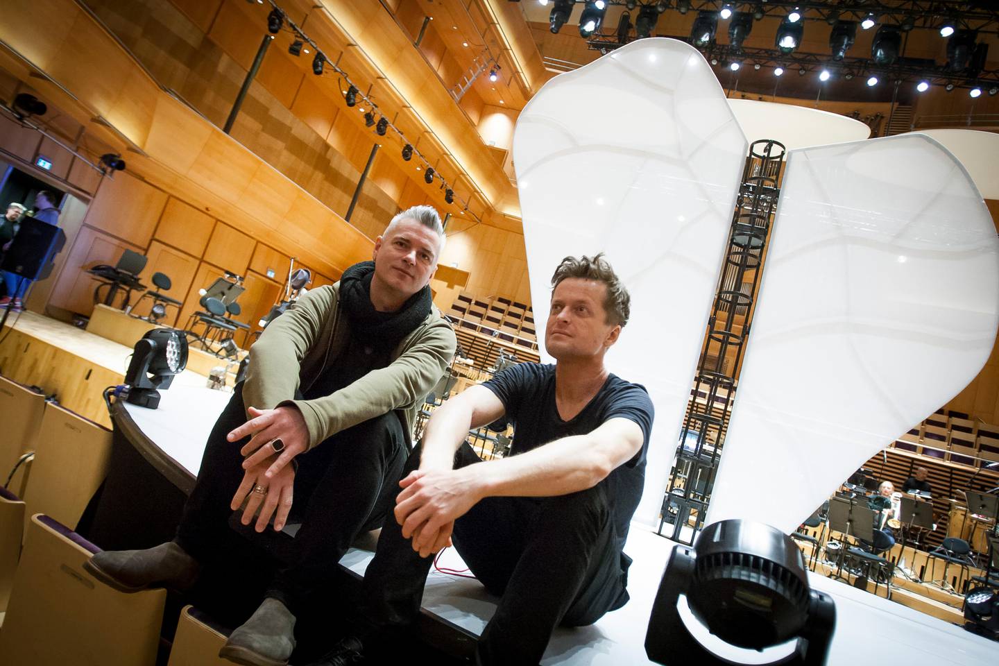 Janove Ottesen og Christian Eriksen foran det skakke hjertet på podiet i Fartein Valen-salen i Stavanger konserthus.
