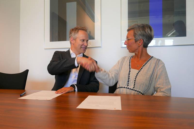 Mosseordfører Hanne Tollerud får nå leie den nye, elektriske byferga til Fredrikstad kommune for én dag. Fredrikstad-ordfører Jon-Ivar Nygård er glad for å bistå nabobyen. Her har de akkurat signert leieavtalen.