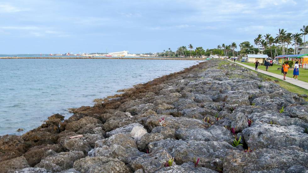 Bildet viser en steinmur som skal hindre at vann kommer inn i sentrum av hovedstaden på Tonga.