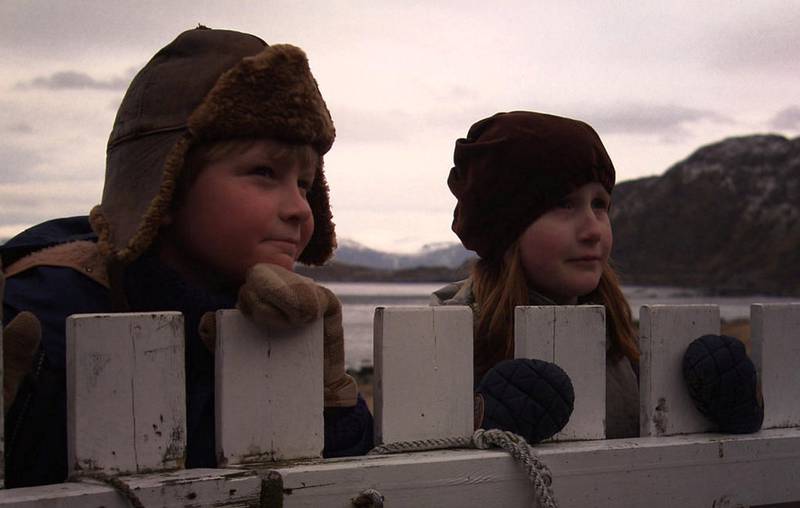 Trille og Lena i NRK Super-filmatiseringen av «Vaffelhjarte». Da var de ni år. I den nye boka skal de begynne i 7. klasse.