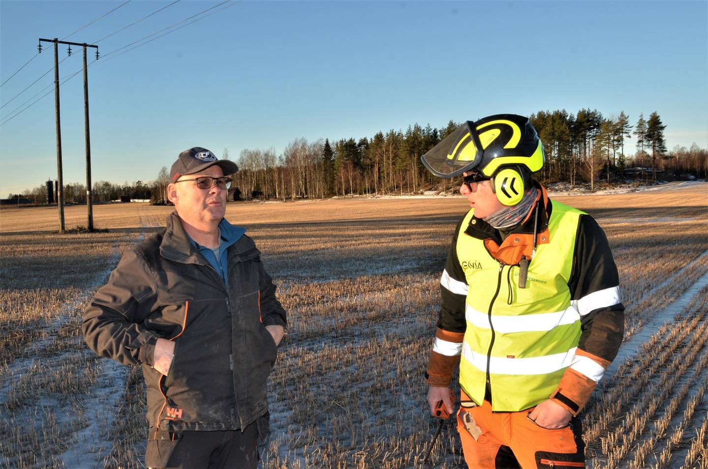 Skogeier Steinar Holstad (til venstre) er glad for at Elvias sikkerhetsansvarlige, Lars Skogstad og hans kolleger, rydder langs kraftlinjene. – Det gir jo en sikrere strømforsyning til oss.