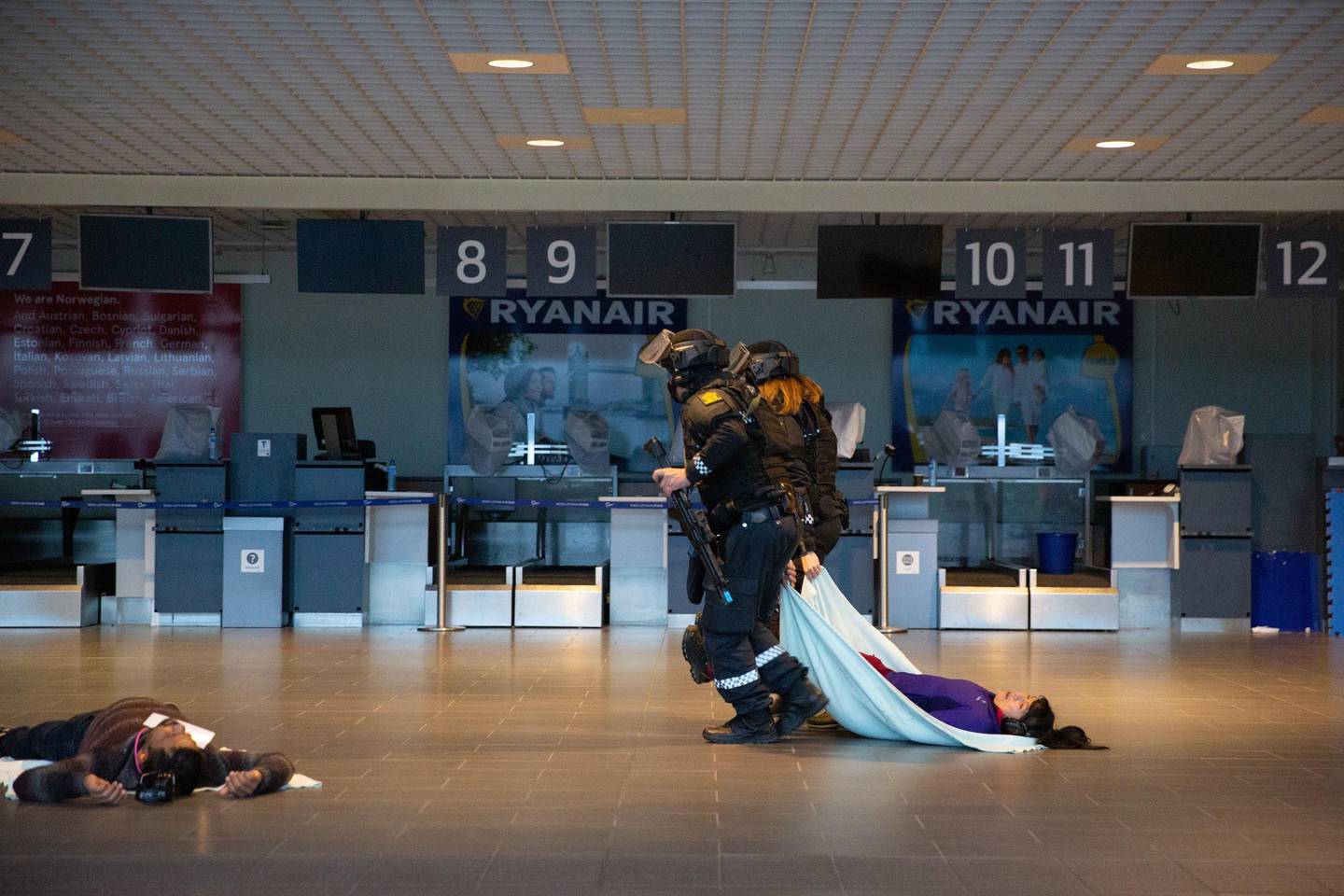 Øvelsen pågår i terminalbygget til Moss lufthavn Rygge, som ble nedlagt i 2016 etter at Ryanair trakk seg ut.