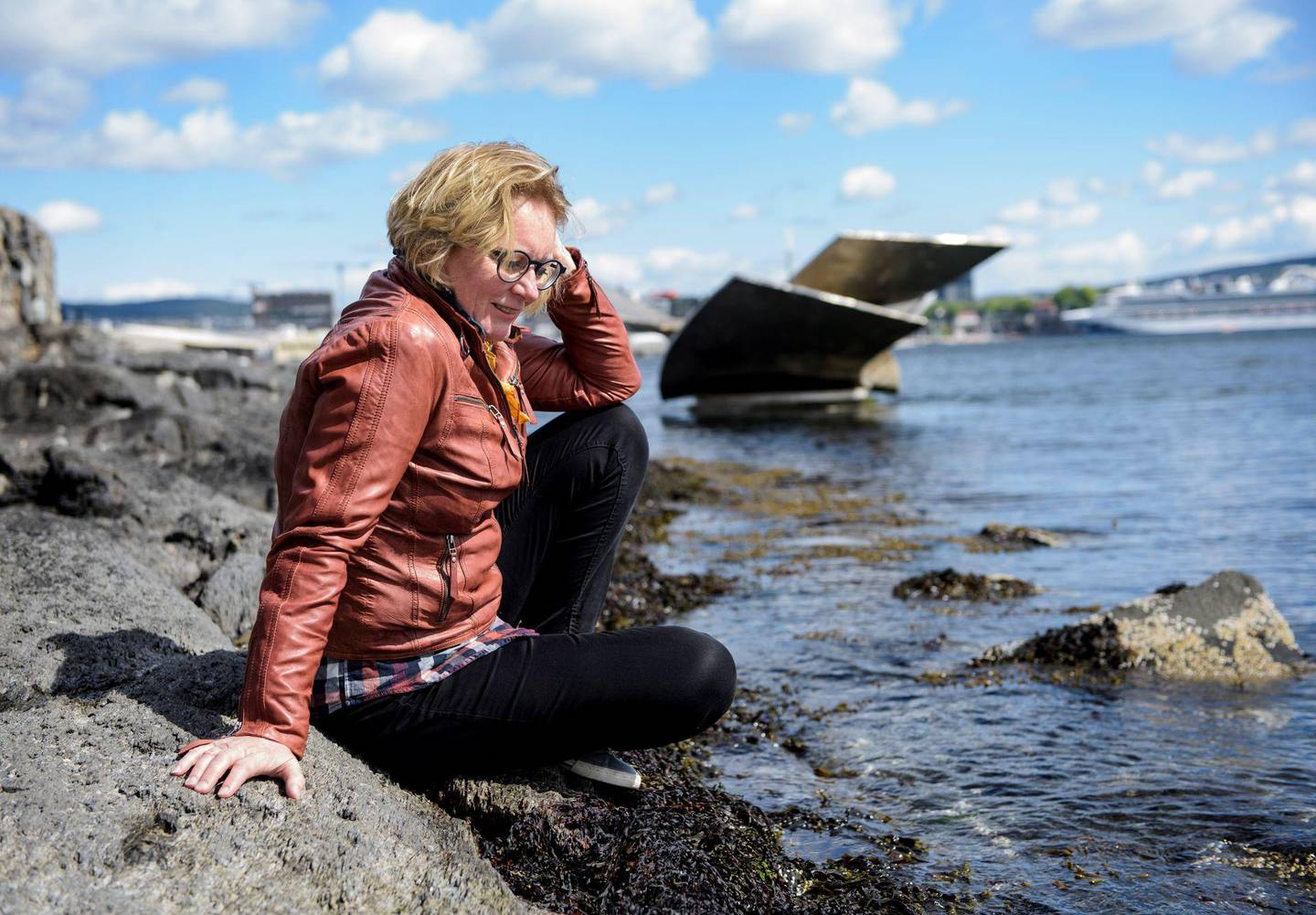 Ingunn Gjerstad er vokst opp tett på havet. I 1999 flyttet hun til Oslo, og må nøye seg med Oslofjordens krusninger.