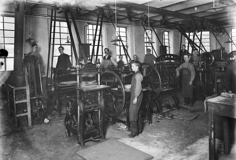 I bakgården til Odd lå i sin tid skofabrikken Bam. Odd syns det var spesielt spennende å følge produksjonen av fotballstøvler. Ved den avbildede skofabrikken, som lå et ukjent sted i Kristiania rundt 1910, jobba det også barn.