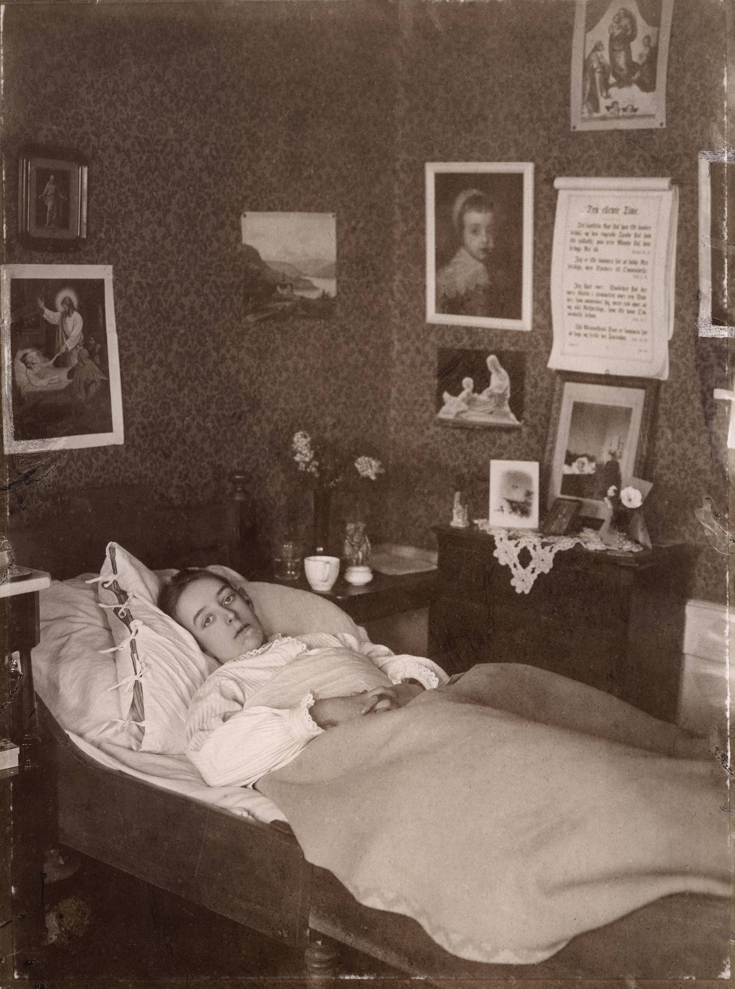 En syk, ung kvinne til sengs ca. 1880.
