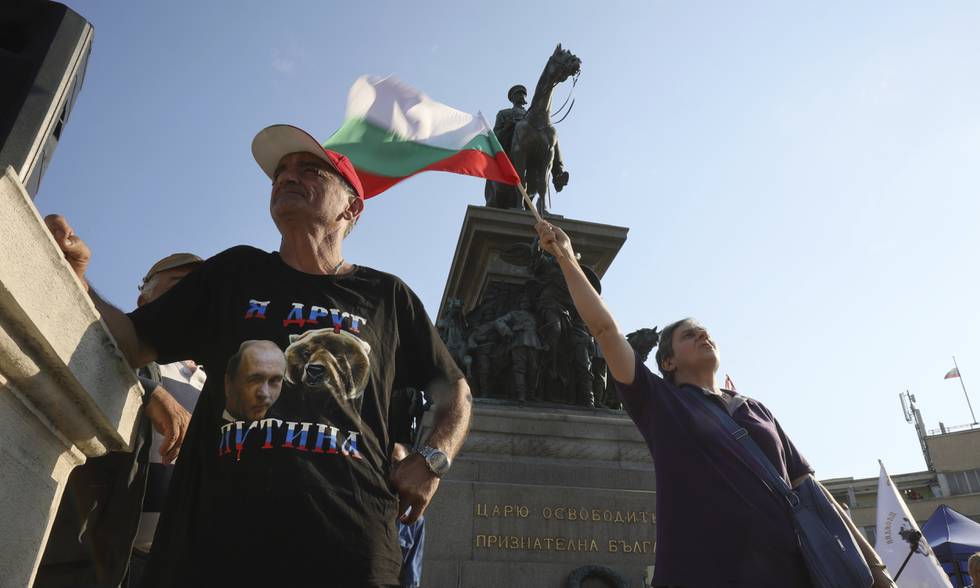 En demonstrant med t-skjorte med bilde av Russlands president Vladimir Putin deltar i en protest mot den bulgarske regjeringen. Foto: Valentina Petrova / AP / NTB