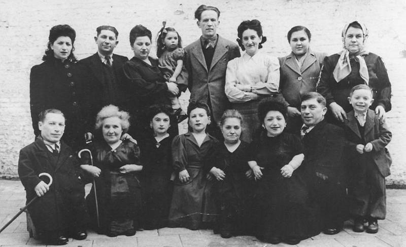 Hele familien Ovitz samlet i 1949. I forreste rekke, fra venstre til høyre, er Micki, Francesca, Perla, Elizabeth, Rozika, Frieda, Avram og Shimshon. Stående bak: Sarah, Azriel, hans hustru Leah som holder deres datter Batia, Moshe Moskowitz (Elizabeths ektemann), en ukjent kvinne, Avrams datter Batia og hennes mor Dora. Foto: Yehuda Koren/Eilat Negev/United States Holocaust Memorial Museum