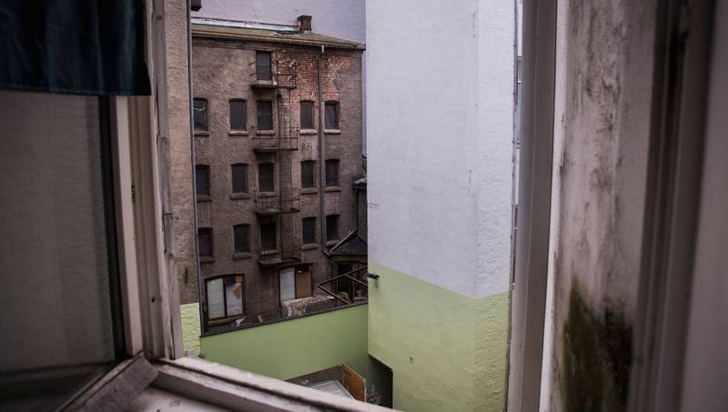 Utsikten fra Dorian Andersens leilighet er en bygård i forfall.
