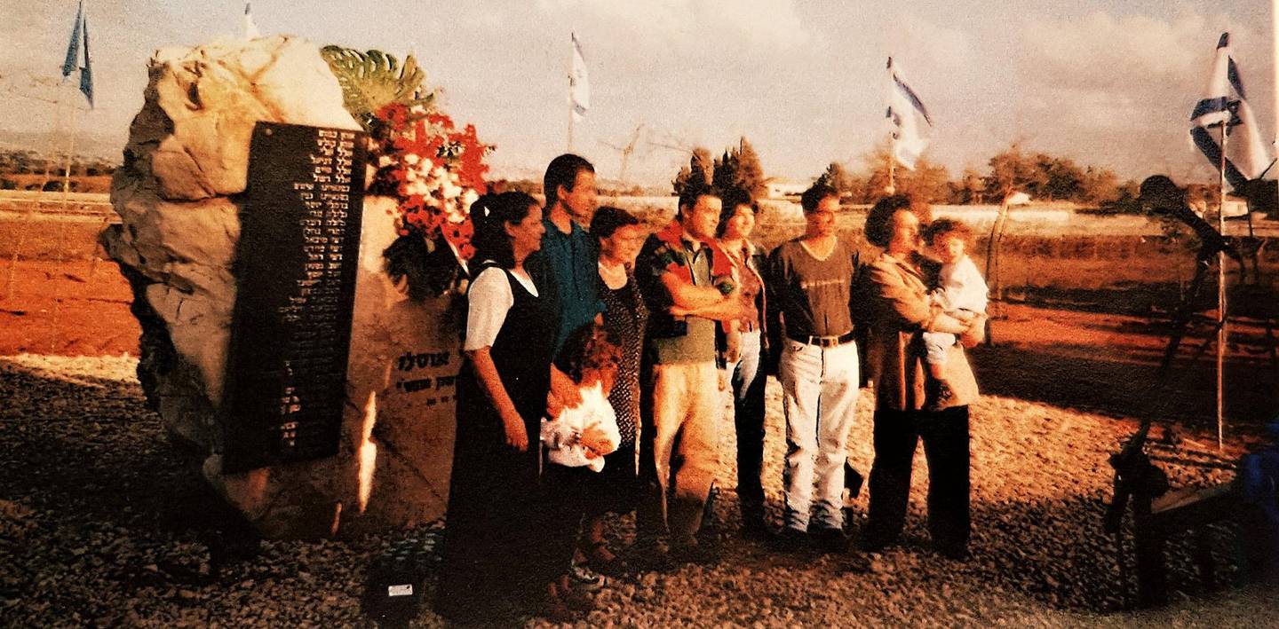 Fra Moshav Yanuv, Israel. Minnesmerket over de omkomne barna, avduket 1999. Etterslekta til Isac Allal har stilt seg opp. Foto: Svein Bugge Persson