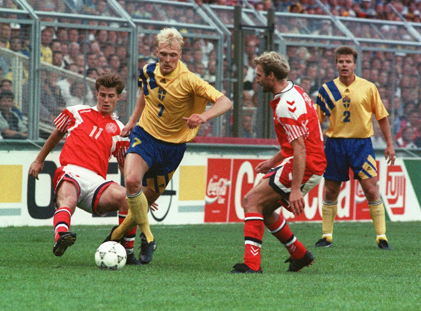 Brian Laudrup (t.v.) og Danmark gikk hele veien i EM i 1992. Her i en kamp mot Sverige.