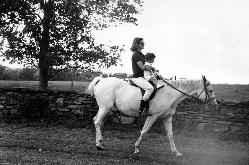På hesteryggen: Jackie med sønnen John F. Kennedy jr. på vei til Hammersmith Farm i Newport, Rhode Island i september 1962.