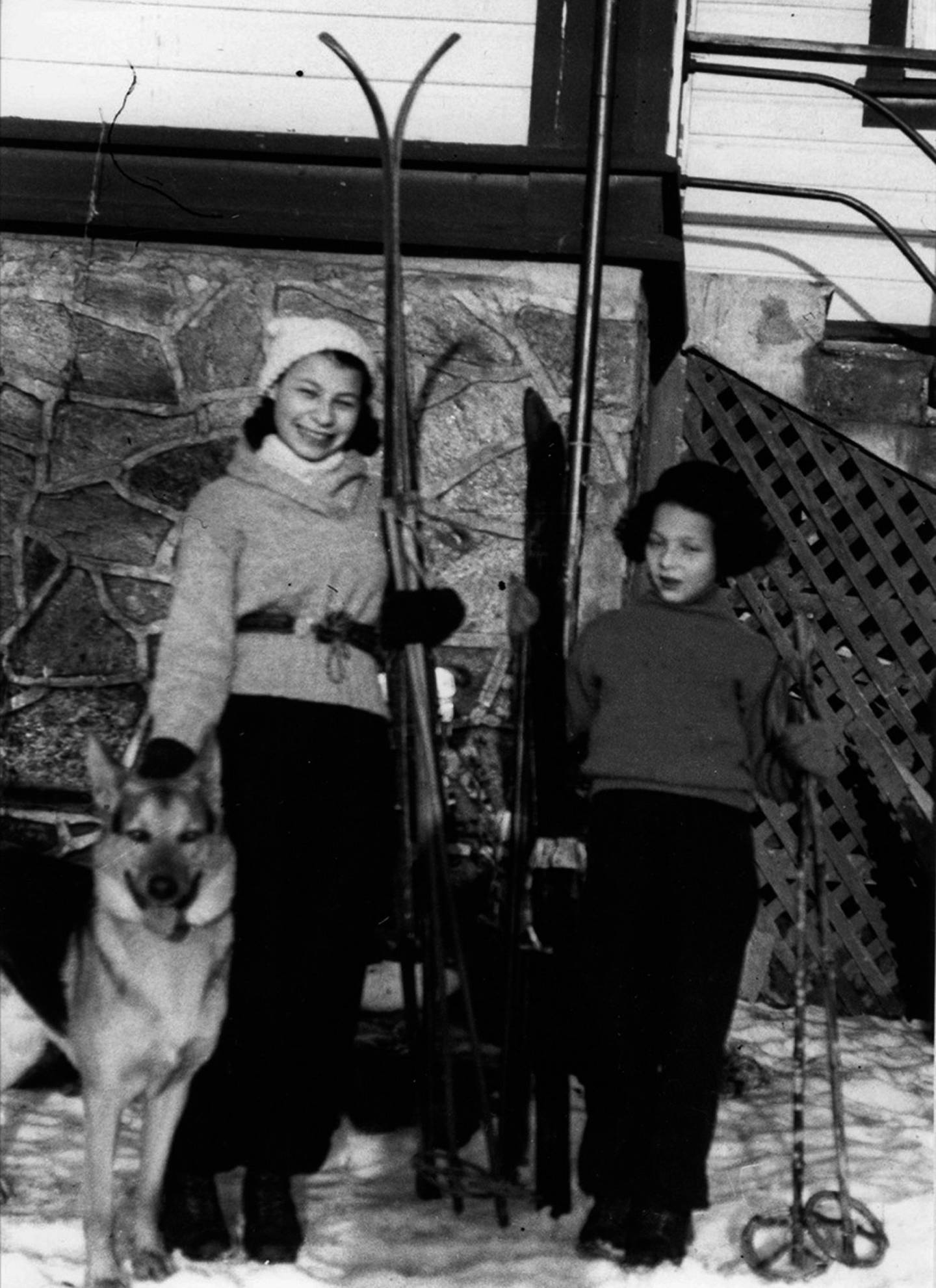 Den unge Mally Gorwitz før krigen, sammen med lillesøsteren Edel (t.h.) og hunden Jack. Edel ble deportert med «Donau», mens hunden ble igjen i huset. Foto: Privat