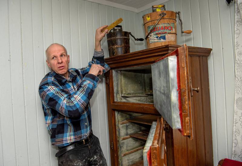KJØLESKAP: Kun de rikeste hadde råd til kjøleskap før det ble vanlig på 50-tallet. – Isblokken ble plassert i det øverste rommet, sier Håkon Gøthesen.
