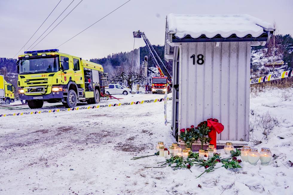 En familie på fire er savnet etter brannen i Svelvik natt til mandag. Politiet har ikke håp om å finne overlevende i brannruinene.