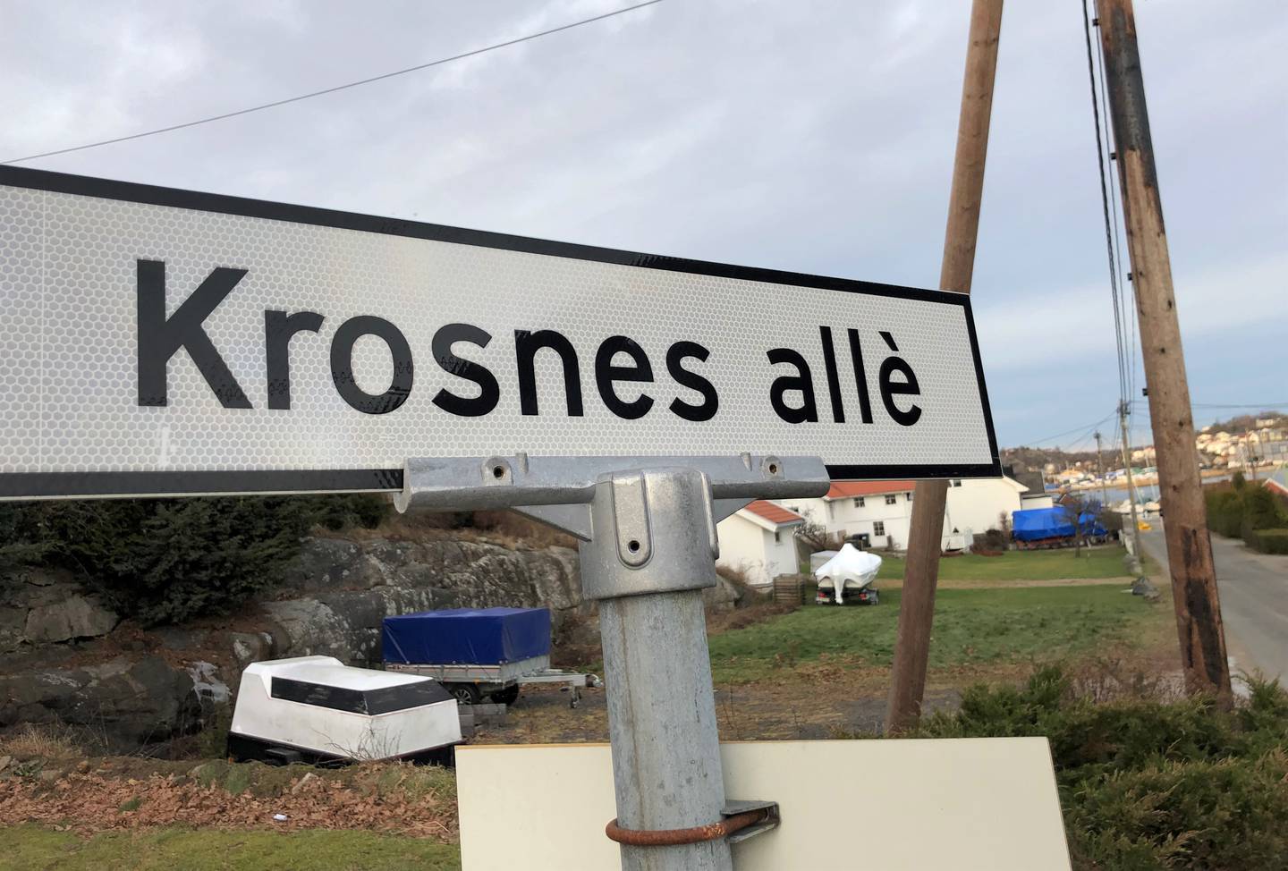 Krosnes allé er et av tre gatenavn med stedsnavnet i seg, som ble vedtatt av velforeningas generalforsamling i 1981.