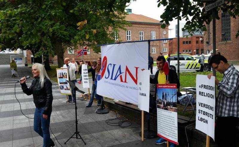 Organisasjonen SIAN (Stopp islamiseringen av Norge) skal holde appeller i Moss denne sommeren. Her fra standen i 2016.