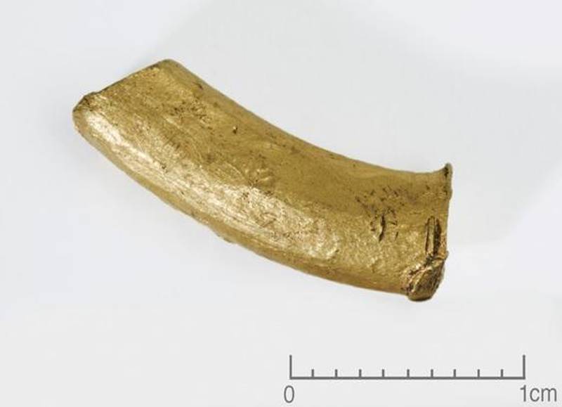 En bit av en betalingsring av gull fra eldre jernalder, funnet ved Utstein gard.