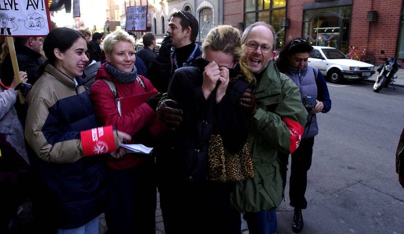Her aksjonerer streikevakter mot uorganiserte arbeidere som møter på jobb på Hotel Bristol i Oslo sentrum i 2000. Uorganiserte Tina Jakobsen omfavnes av jublende kolleger etter at hun meldte seg inn i fagforeningen.