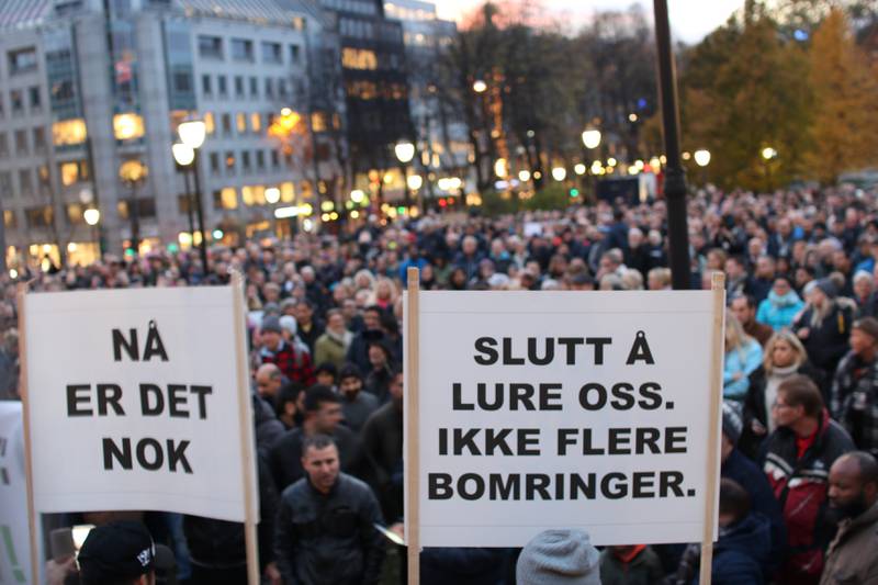 BOMSTOPP: Hjemmelagde plakater og litt tynn demonstrasjonserfaring hadde dem, men bompengeprotestene lot seg likevel høre ganske godt i Oslo sentrum i kveld.
